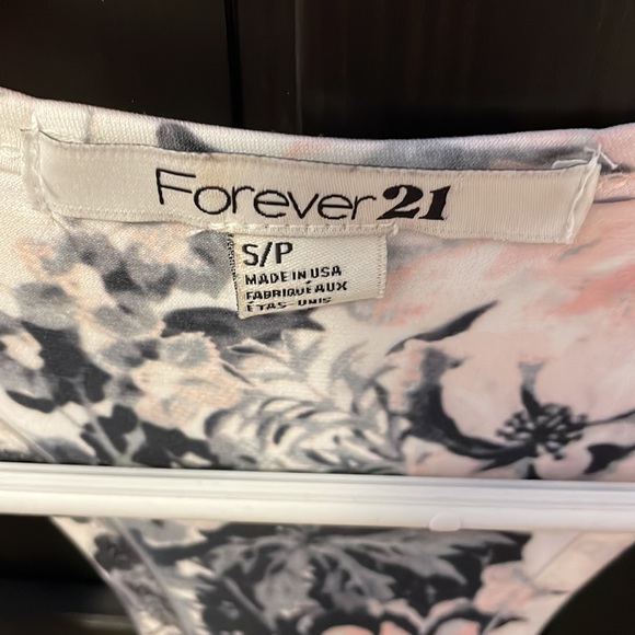 Forever 21 womens sleeveless top w/cascading ruffles.Size S. 95% poly 5% spandex - Picture 2 of 6